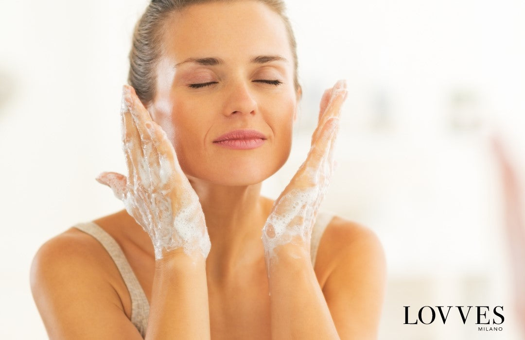 Die doppelte Gesichtsreinigung von LOVVES Alta Cosmesi Naturale zeigt, wie wichtig sie in der täglichen Hautpflege ist.