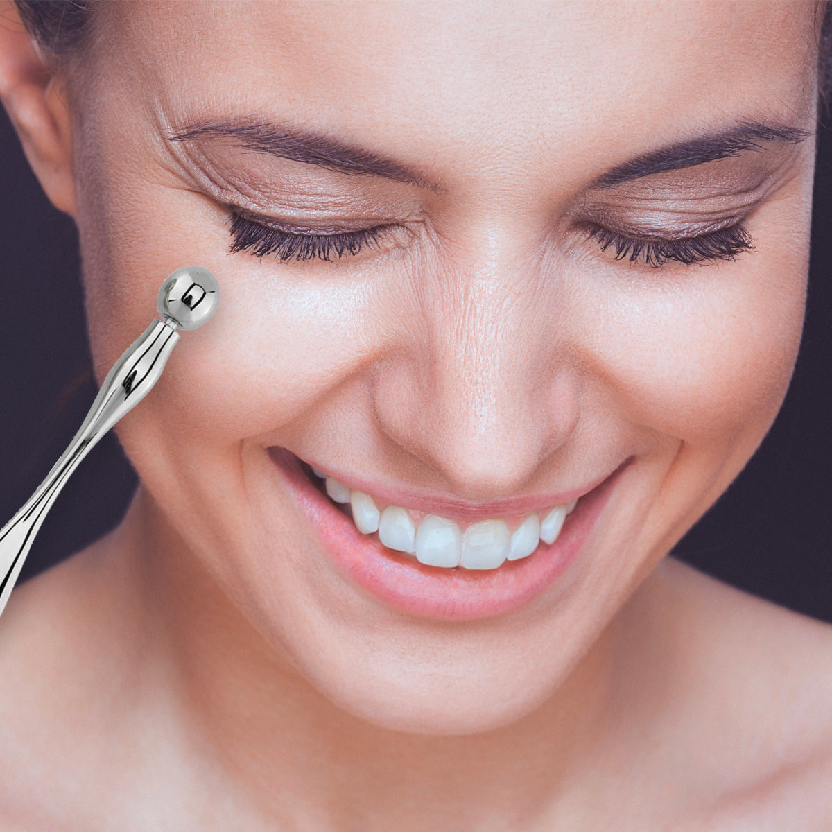 Spatola cosmetica dotata di sfera per massaggio viso e contorno occhi